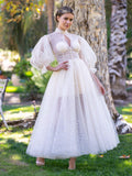Stehkragen mit Rüschenmanschetten und Schlitz vorne am Ballkleid