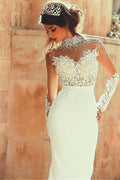 Robes de mariée fourreau à col montant avec applications en dentelle perlée