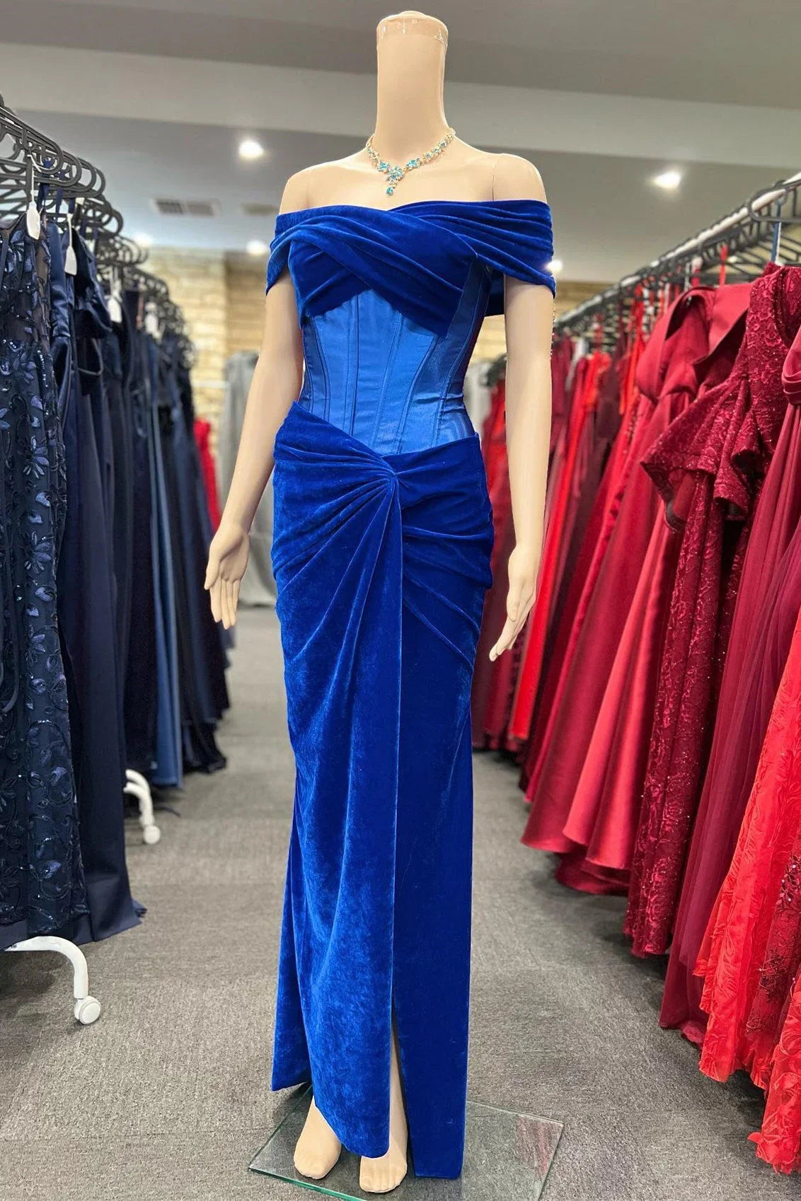 Holla | Robe de soirée ajustée en velours bleu royal à épaules dénudées avec nœud torsadé