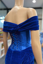 Holla | Robe de soirée ajustée en velours bleu royal à épaules dénudées avec nœud torsadé