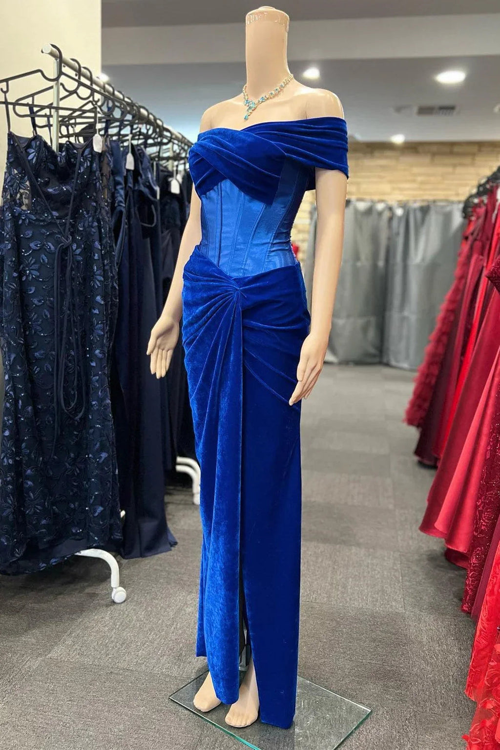 Holla | Robe de soirée ajustée en velours bleu royal à épaules dénudées avec nœud torsadé