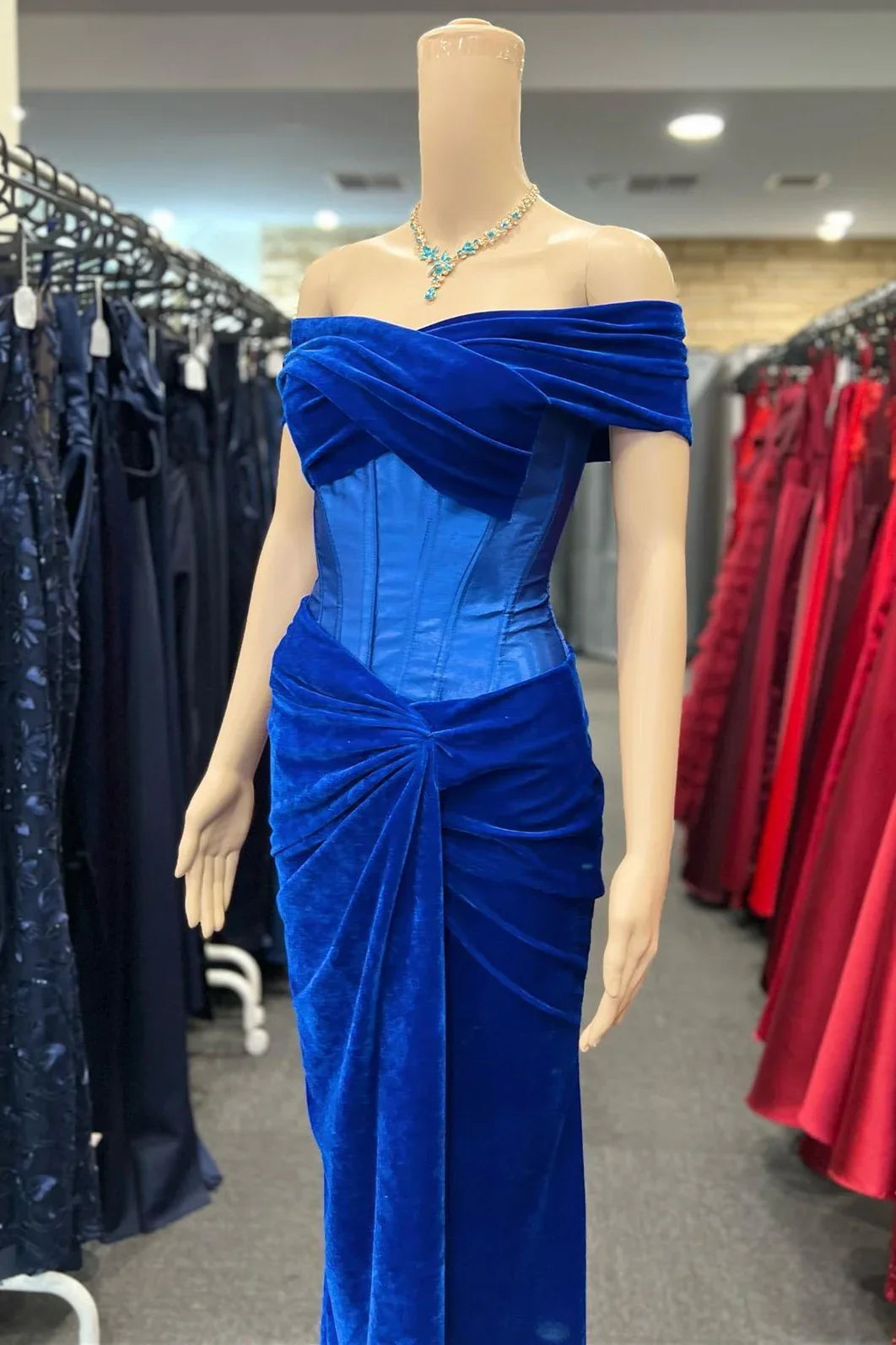 Holla | Robe de soirée ajustée en velours bleu royal à épaules dénudées avec nœud torsadé