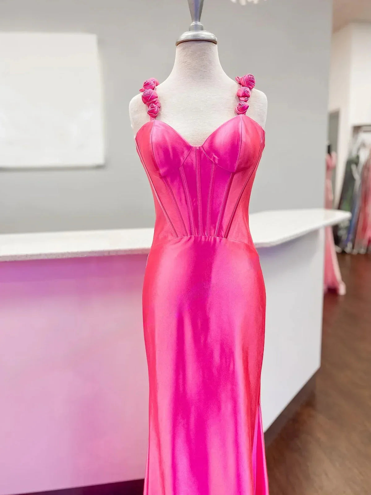 Persephone | Vestido largo de fiesta sirena de satén con tirantes florales rosa intenso