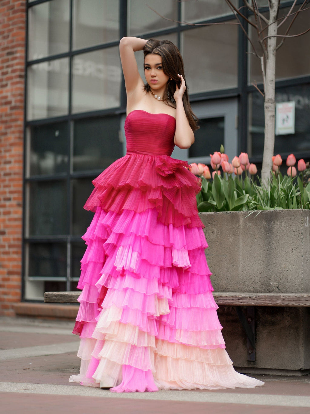 Vestido longo de baile com corpete franzido e folhos