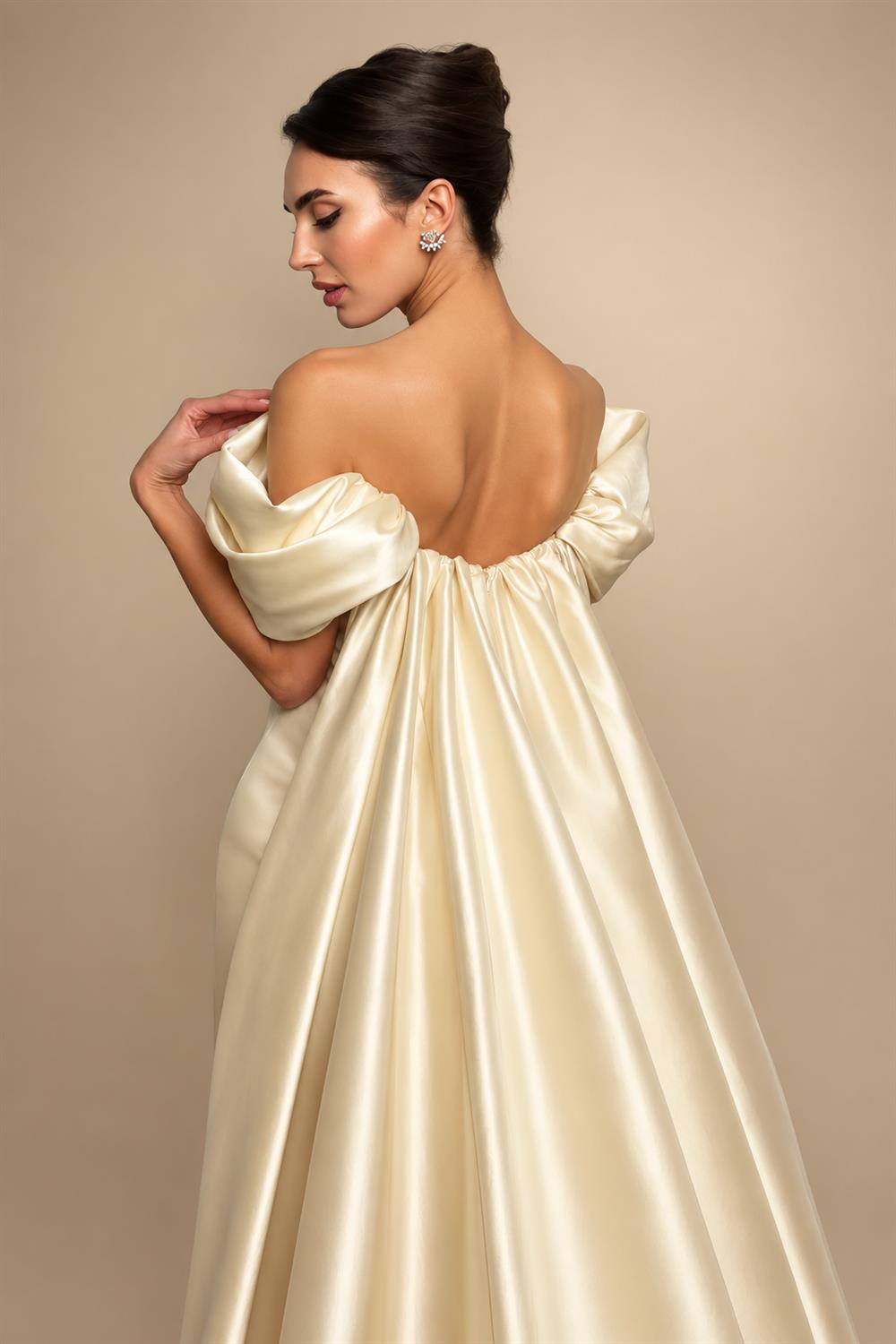 Luxury Ivory Off-the-Shoulder Satin Wedding Dress with Puff Sleeves ZP074