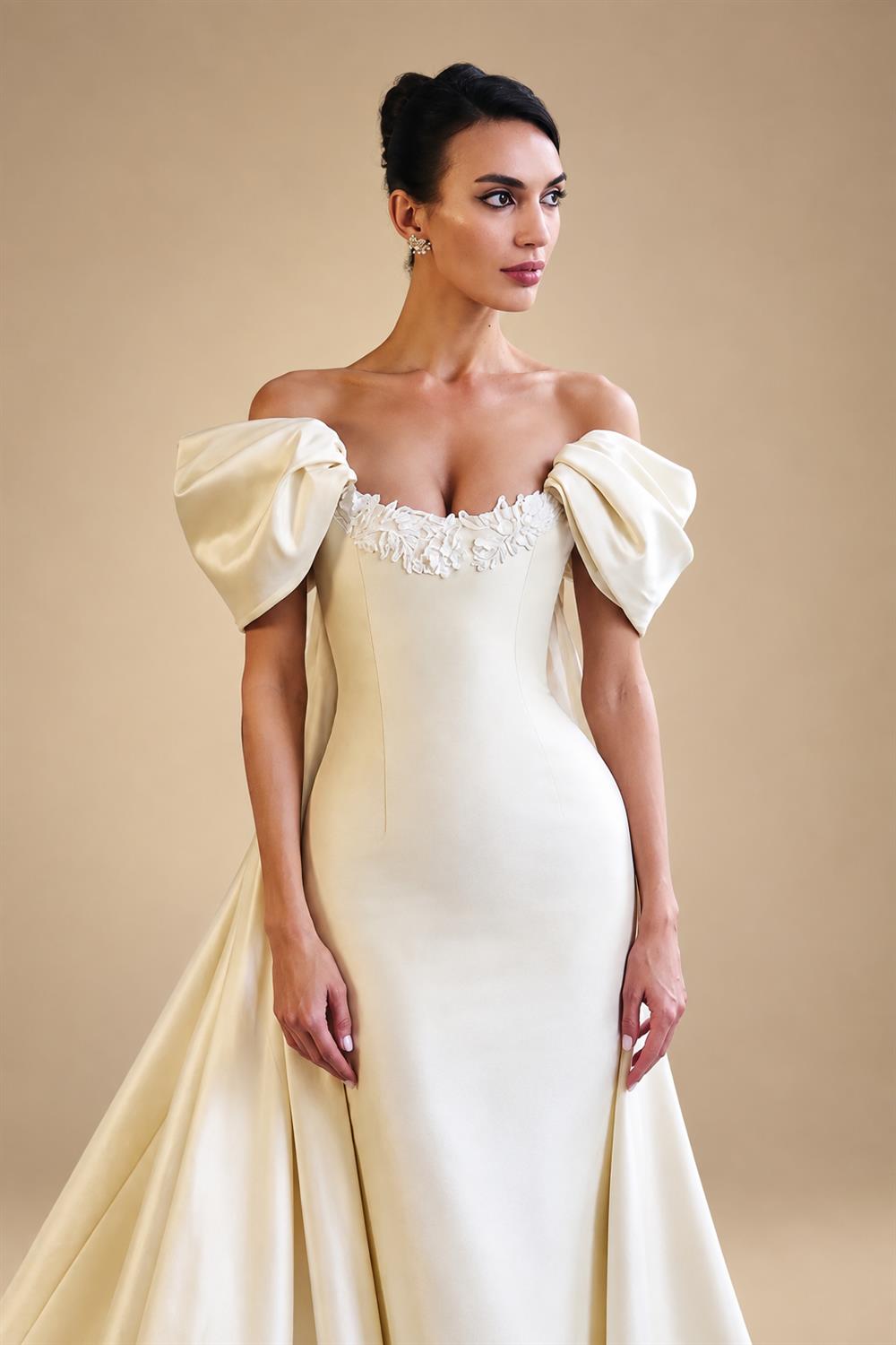 Luxury Ivory Off-the-Shoulder Satin Wedding Dress with Puff Sleeves ZP074