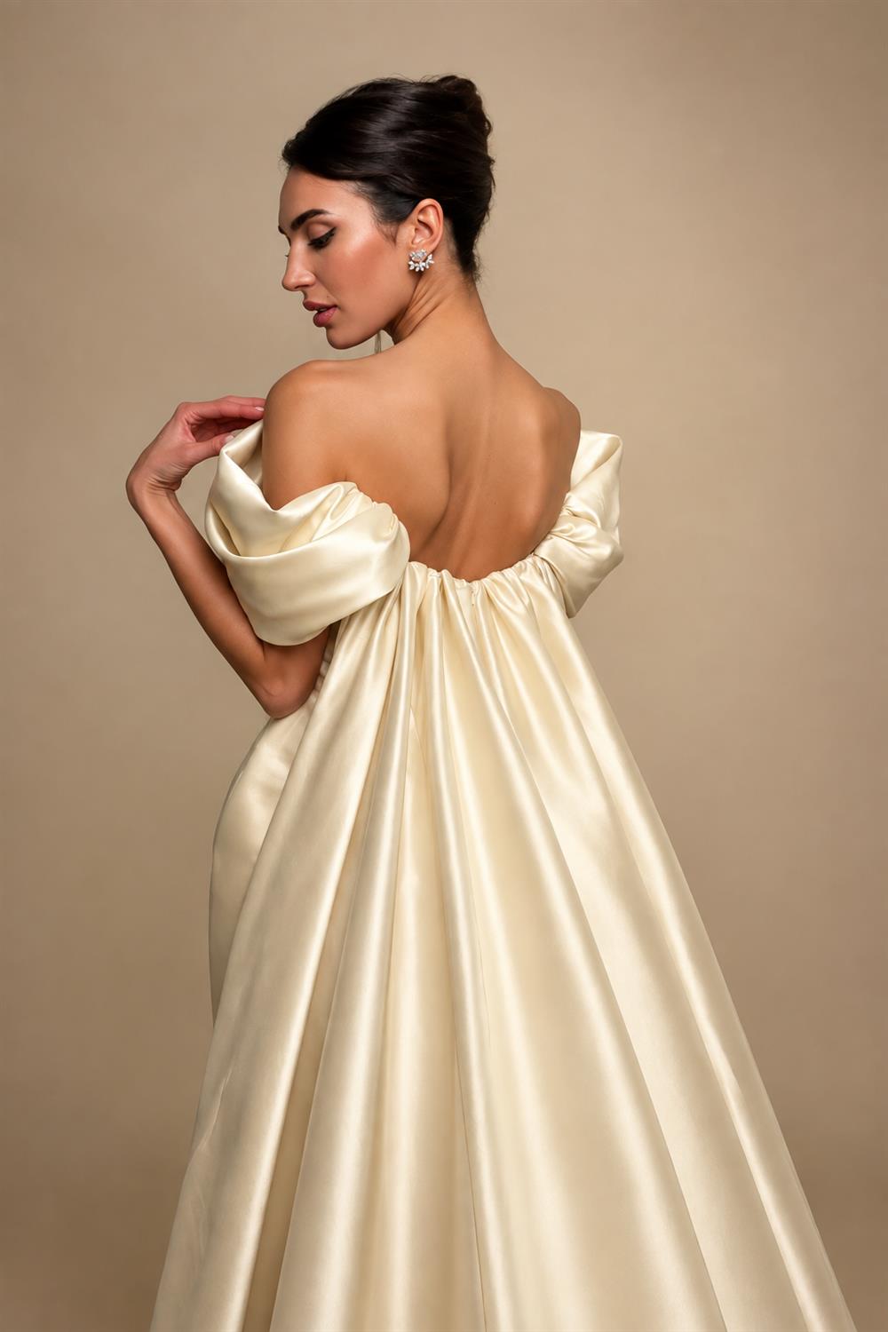 Luxury Ivory Off-the-Shoulder Satin Wedding Dress with Puff Sleeves ZP074