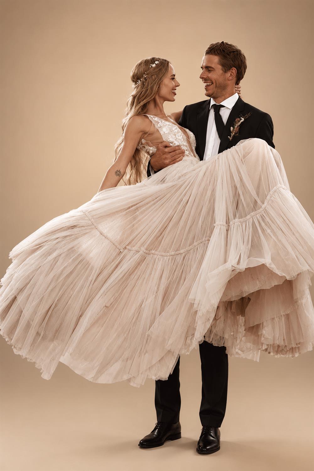 Boho Hippie Wedding Dress Sleeveless V Neck Chic Styl Whimsical Ruched Skirt Tulle Bridal Gowns Robe de mariee