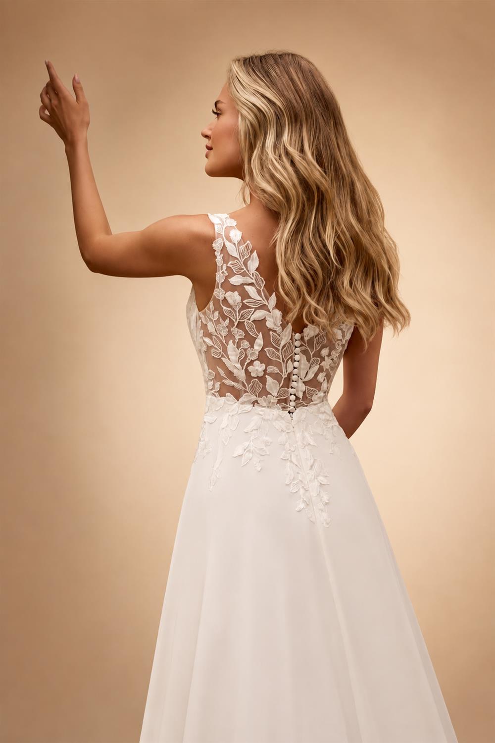 Halter Neck Tulle Wedding Dresses Sexy Sleeveless Bridal Gowns with Sweep Train and Button Back Customized