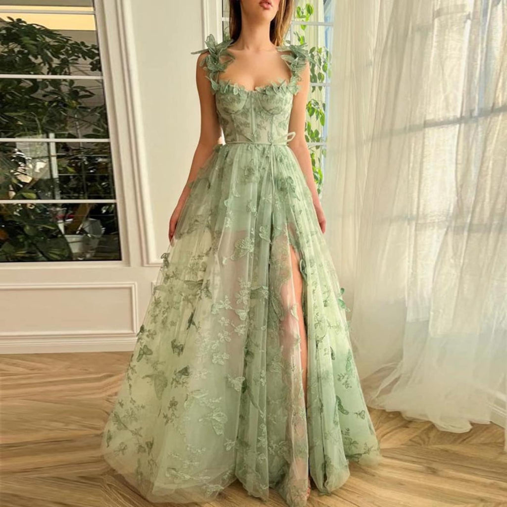 Lydia | Vestido de baile lilás com corpete de renda em forma de borboleta e corte em linha A com fenda