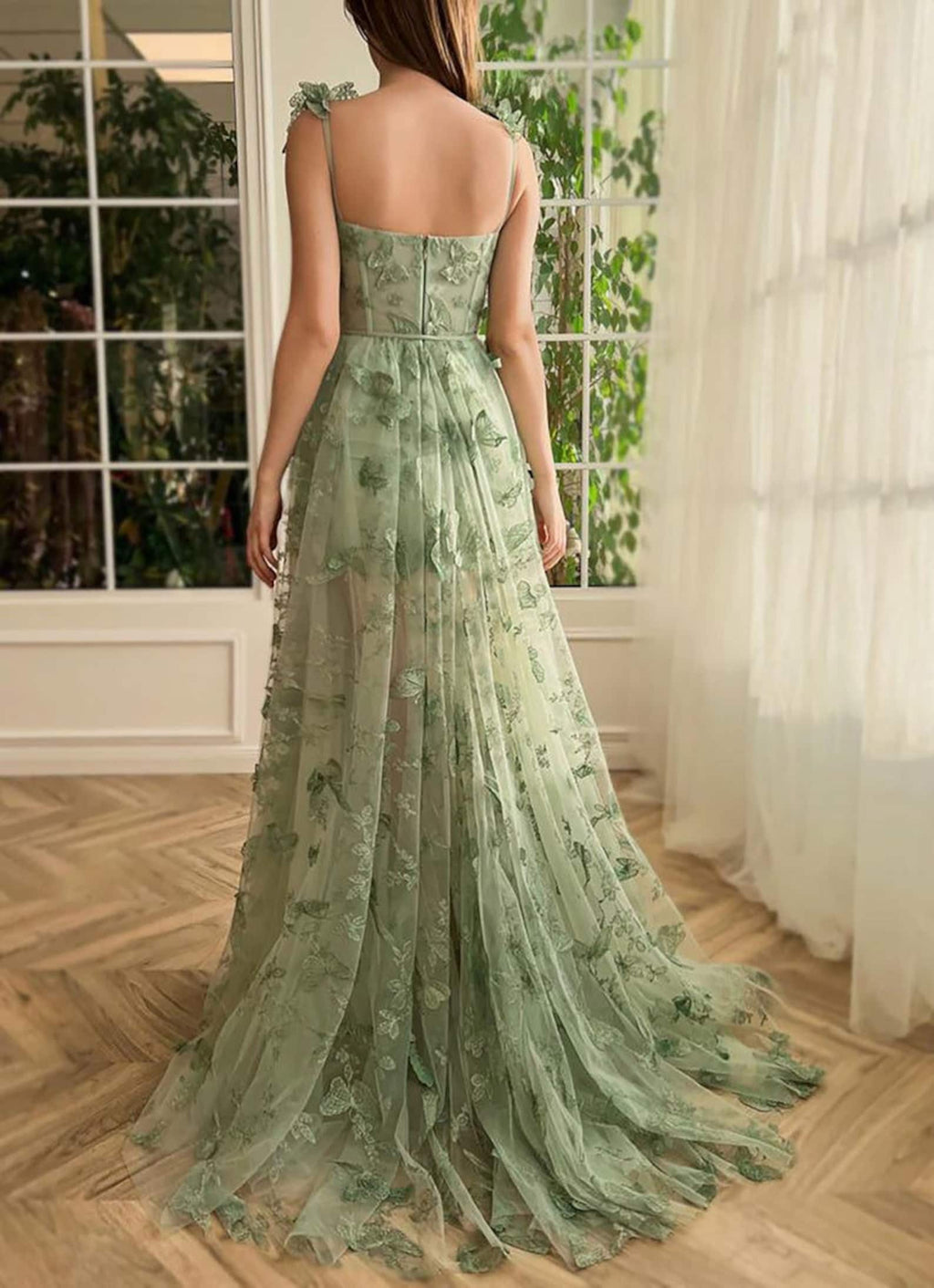 Lydia | Vestido de baile lilás com corpete de renda em forma de borboleta e corte em linha A com fenda