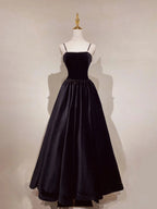 Elegante abito lungo da sera a linea ad A con spalline sottili, senza maniche e schiena scoperta, decorato con perline