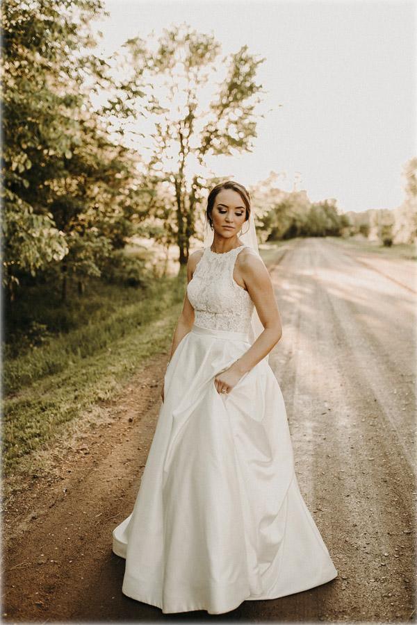 Robe de mariée ligne A à col licou illusion et dentelle avec traîne balayante