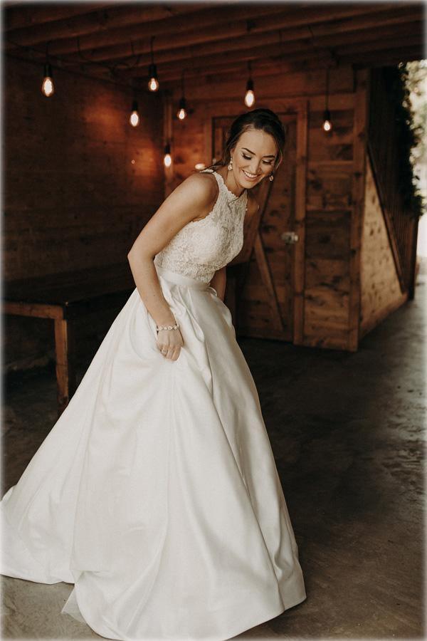 Neckholder-Brautkleid in A-Linie mit Illusions- und Spitzendetail und Schleppe
