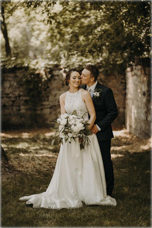 Robe de mariée ligne A à col licou illusion et dentelle avec traîne balayante