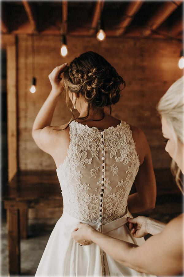 Neckholder-Brautkleid in A-Linie mit Illusions- und Spitzendetail und Schleppe