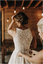 Neckholder-Brautkleid in A-Linie mit Illusions- und Spitzendetail und Schleppe