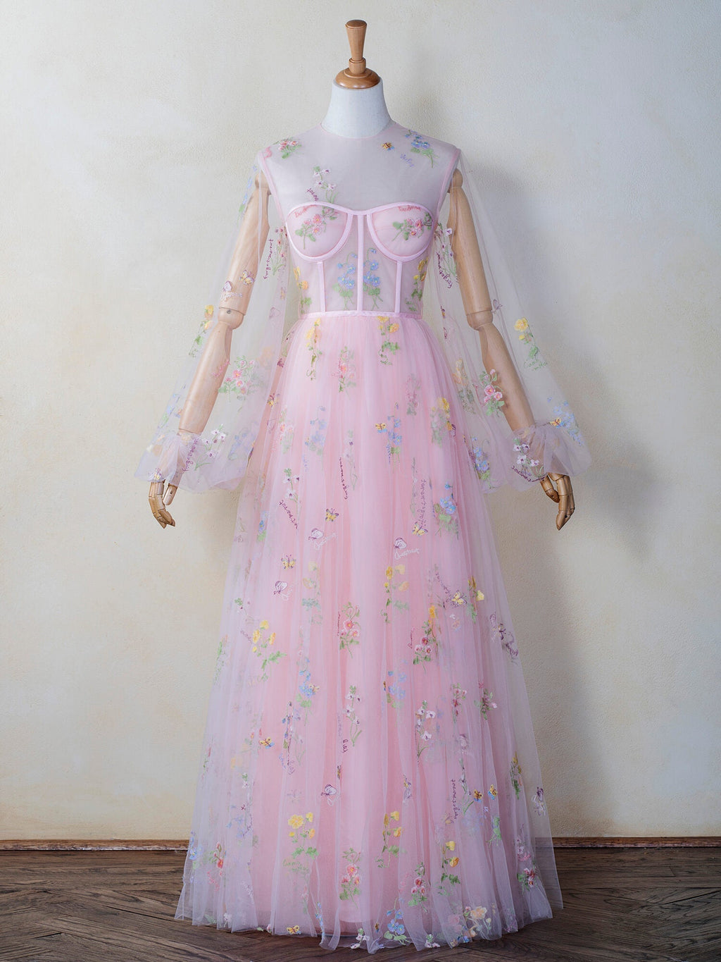 Bodenlanges rosa Ballkleid aus Tüll mit Illusionsausschnitt