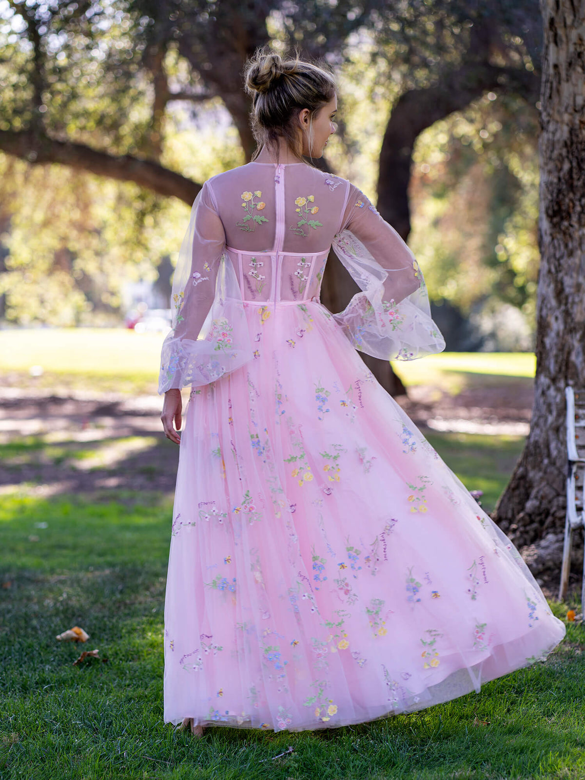 Bodenlanges rosa Ballkleid aus Tüll mit Illusionsausschnitt