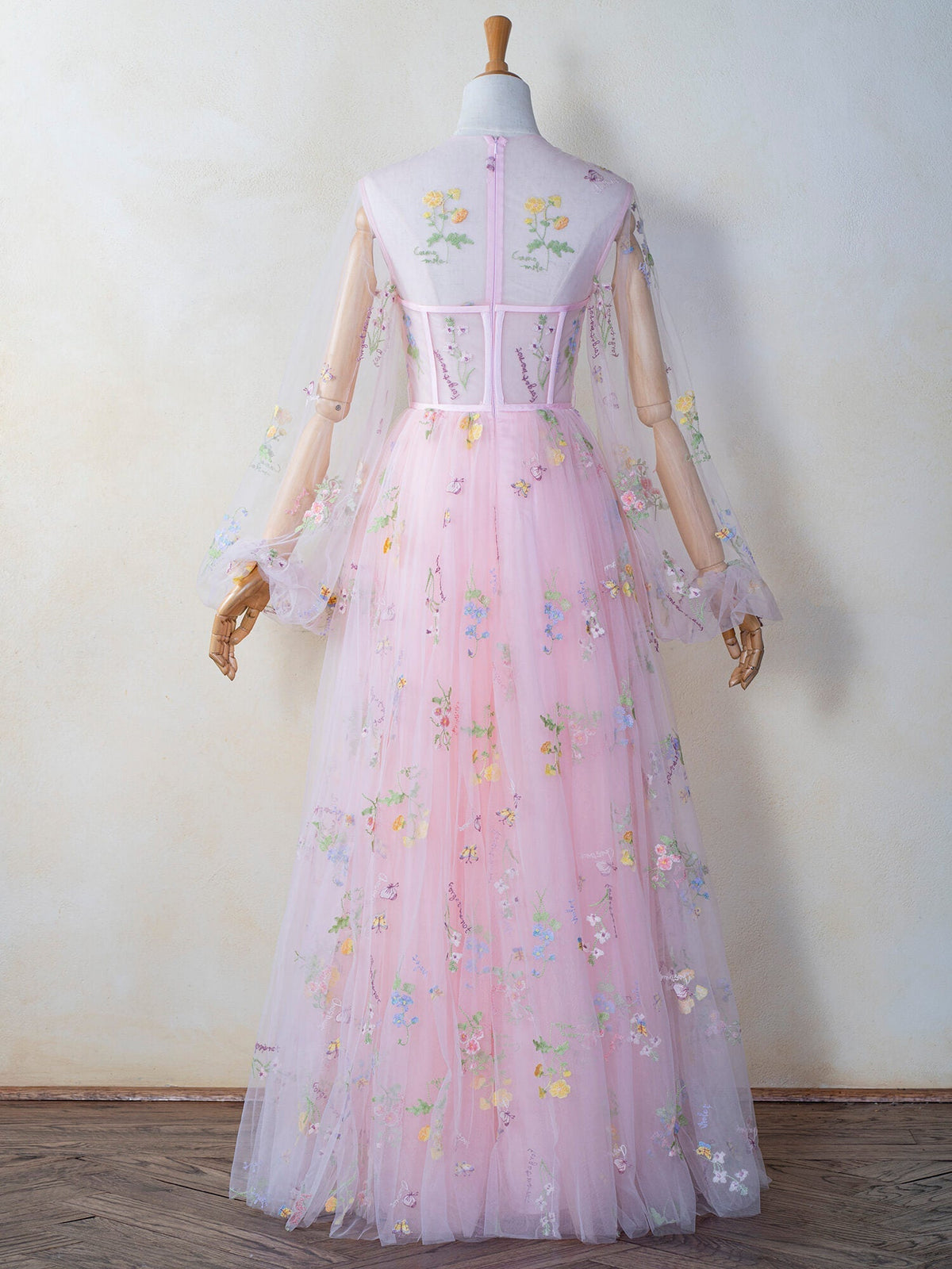 Bodenlanges rosa Ballkleid aus Tüll mit Illusionsausschnitt