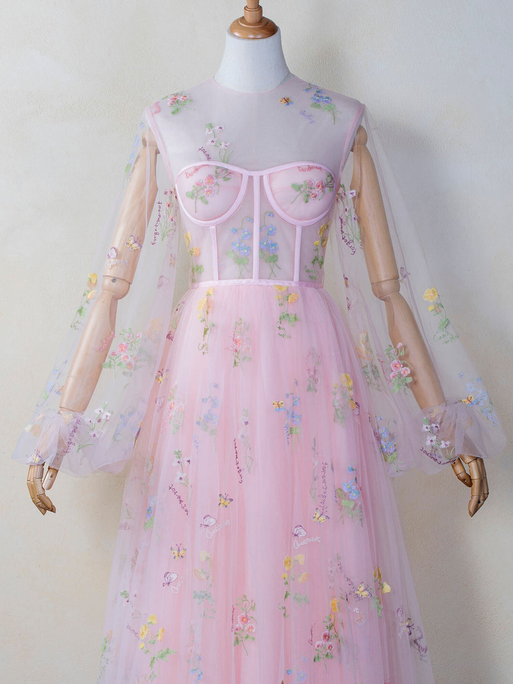 Bodenlanges rosa Ballkleid aus Tüll mit Illusionsausschnitt