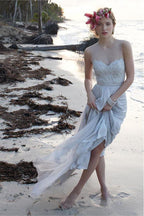 Vestido de novia playero de gasa con escote ilusión y espalda transparente con encaje