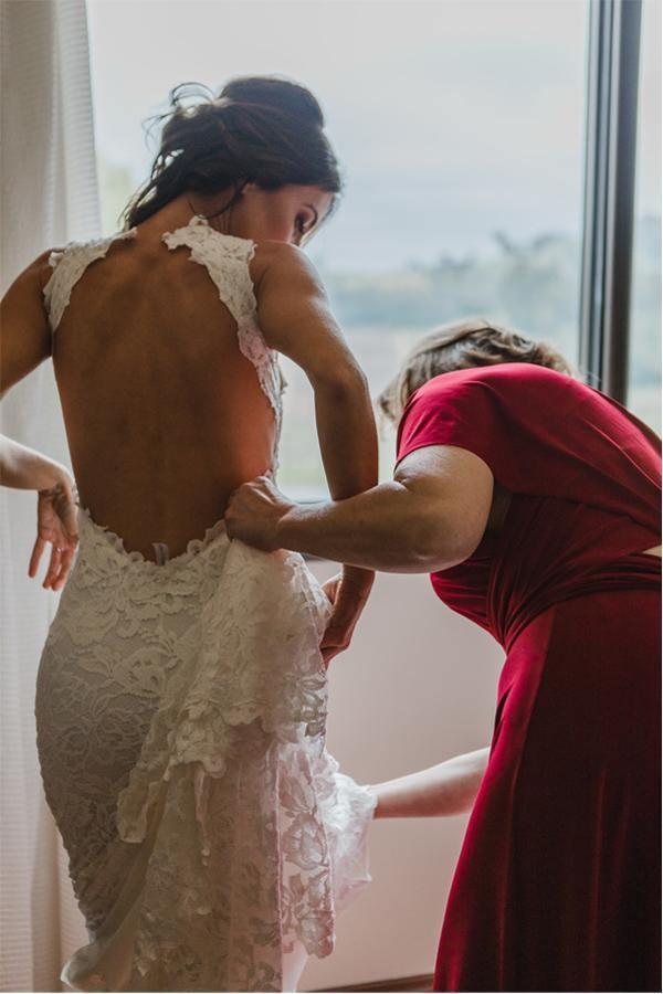 Vestido de Noiva com Decote Ilusão, Fenda, Cauda Varredoura e Costas Descobertas