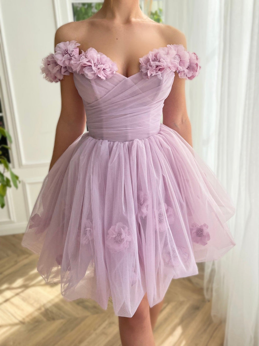Vestido Curto de Tule para Festa de Regresso a Casa com Corpete Lilás Sem Alças