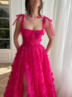 Elegantes A-Linien-Ballkleid aus 3D-Blumenspitze mit Schlitz in Fuchsie