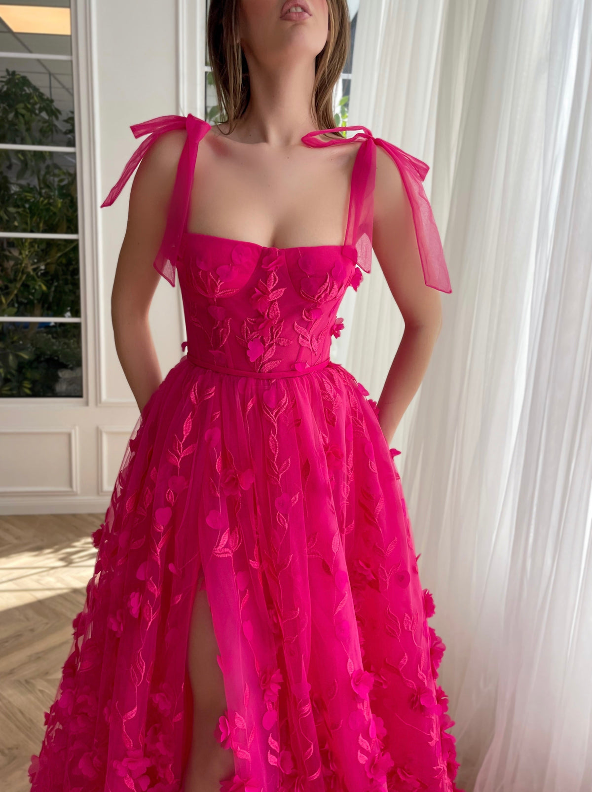 Elegantes A-Linien-Ballkleid aus 3D-Blumenspitze mit Schlitz in Fuchsie