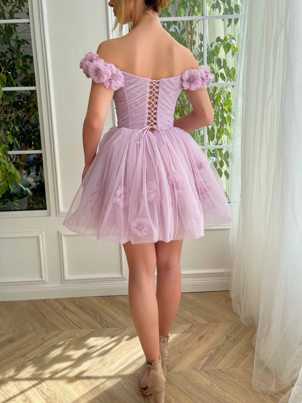 Vestido Curto de Tule para Festa de Regresso a Casa com Corpete Lilás Sem Alças