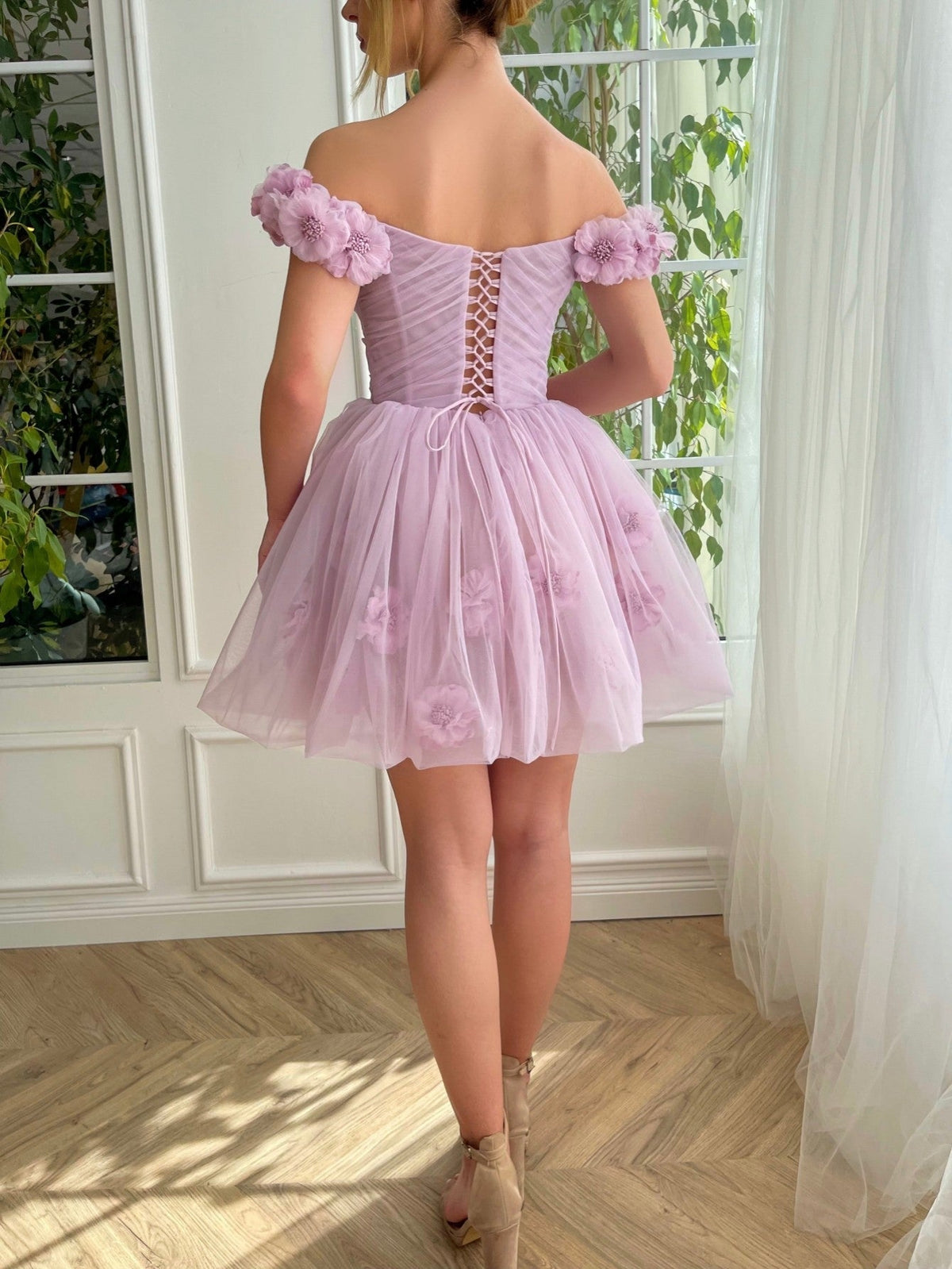 Vestido Curto de Tule para Festa de Regresso a Casa com Corpete Lilás Sem Alças