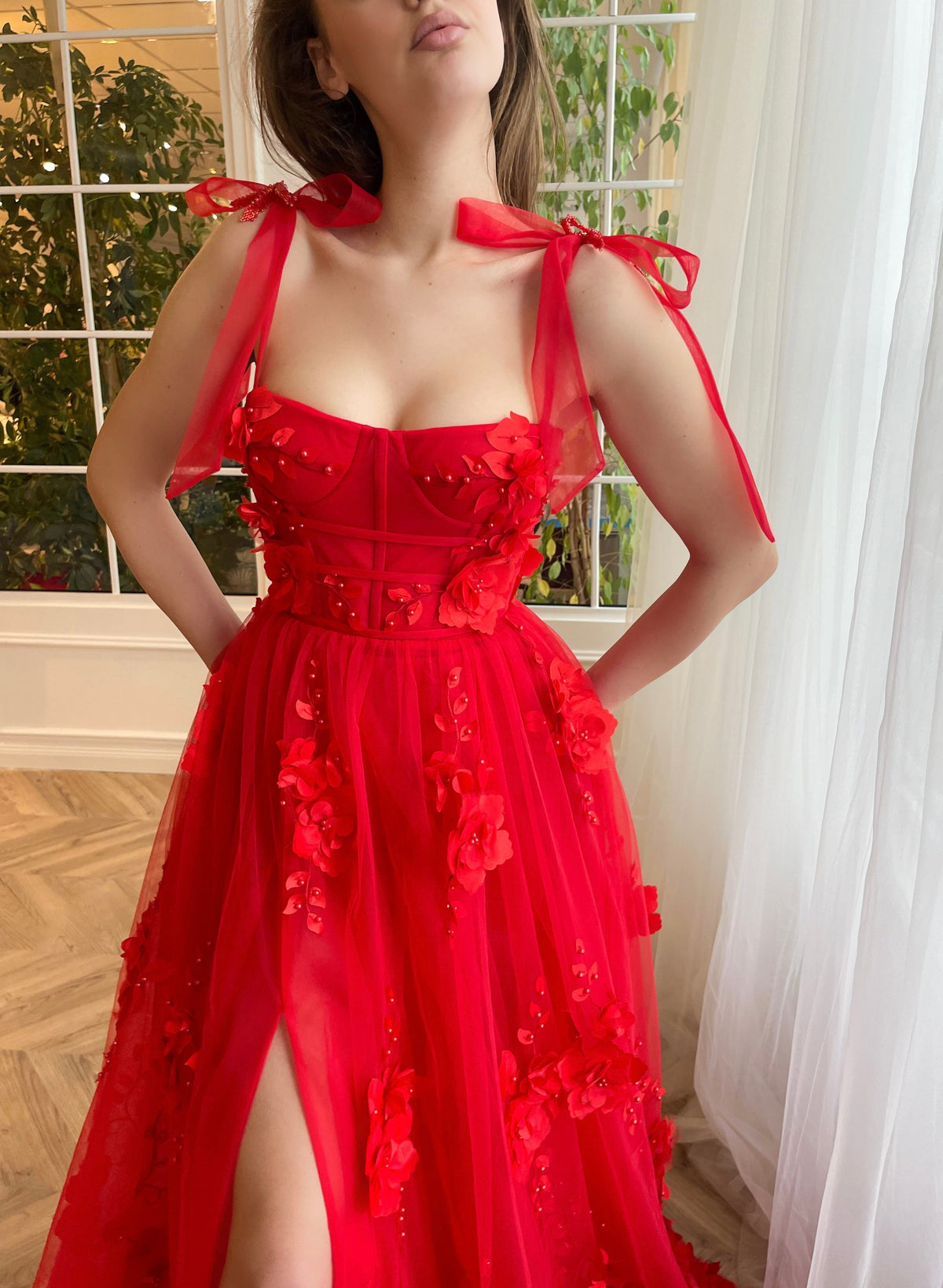 Scharlachrotes A-Linien-Ballkleid mit 3D-Blumen und Schlitz