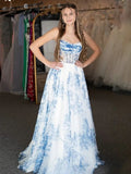 Inez | Vestidos largos de gala azul con estampado floral, sin tirantes y corte en línea A