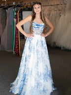 Inez | Vestidos largos de gala azul con estampado floral, sin tirantes y corte en línea A