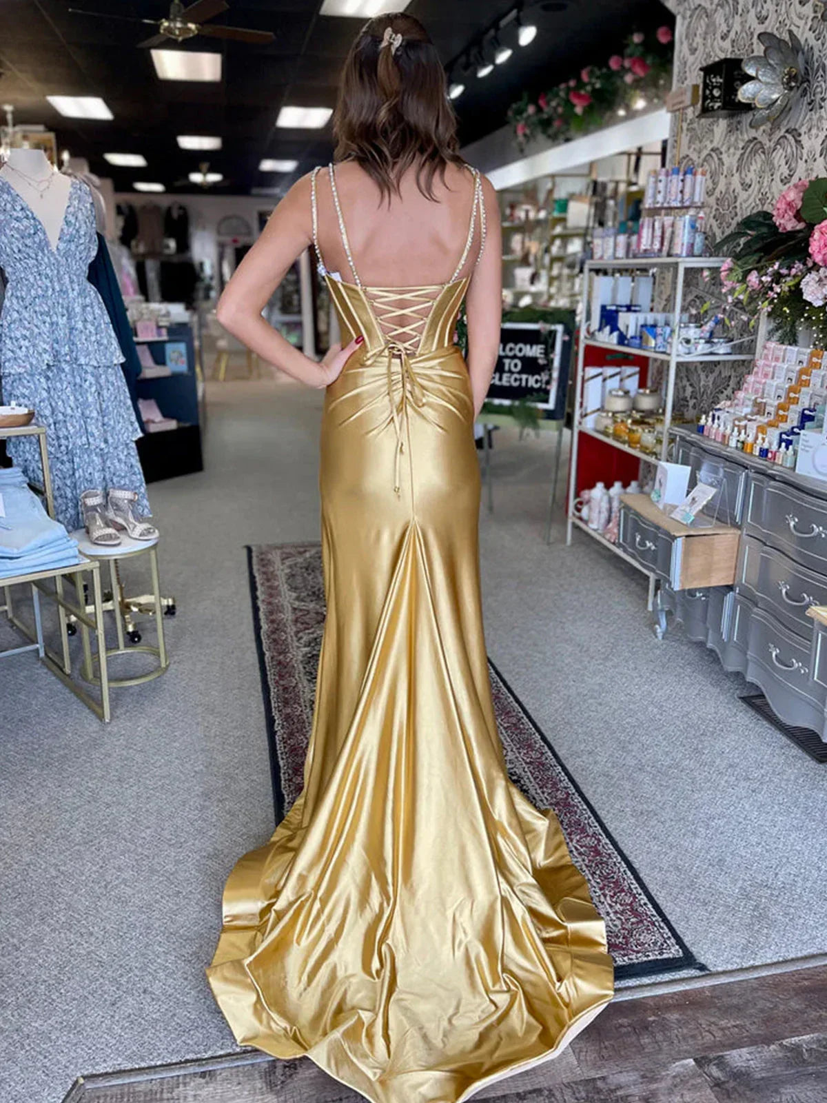 Ingris | Vestidos largos de fiesta de satén con escote en V y cuentas en color fucsia sirena