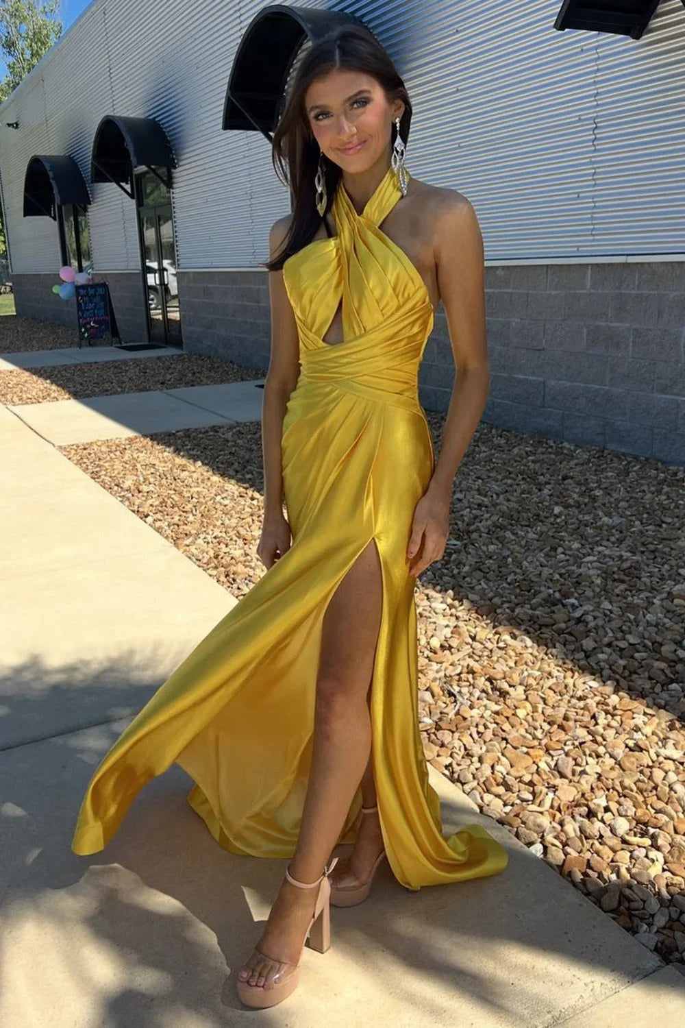 Iras | Vestido largo de fiesta sirena de satén amarillo con tirantes y abertura