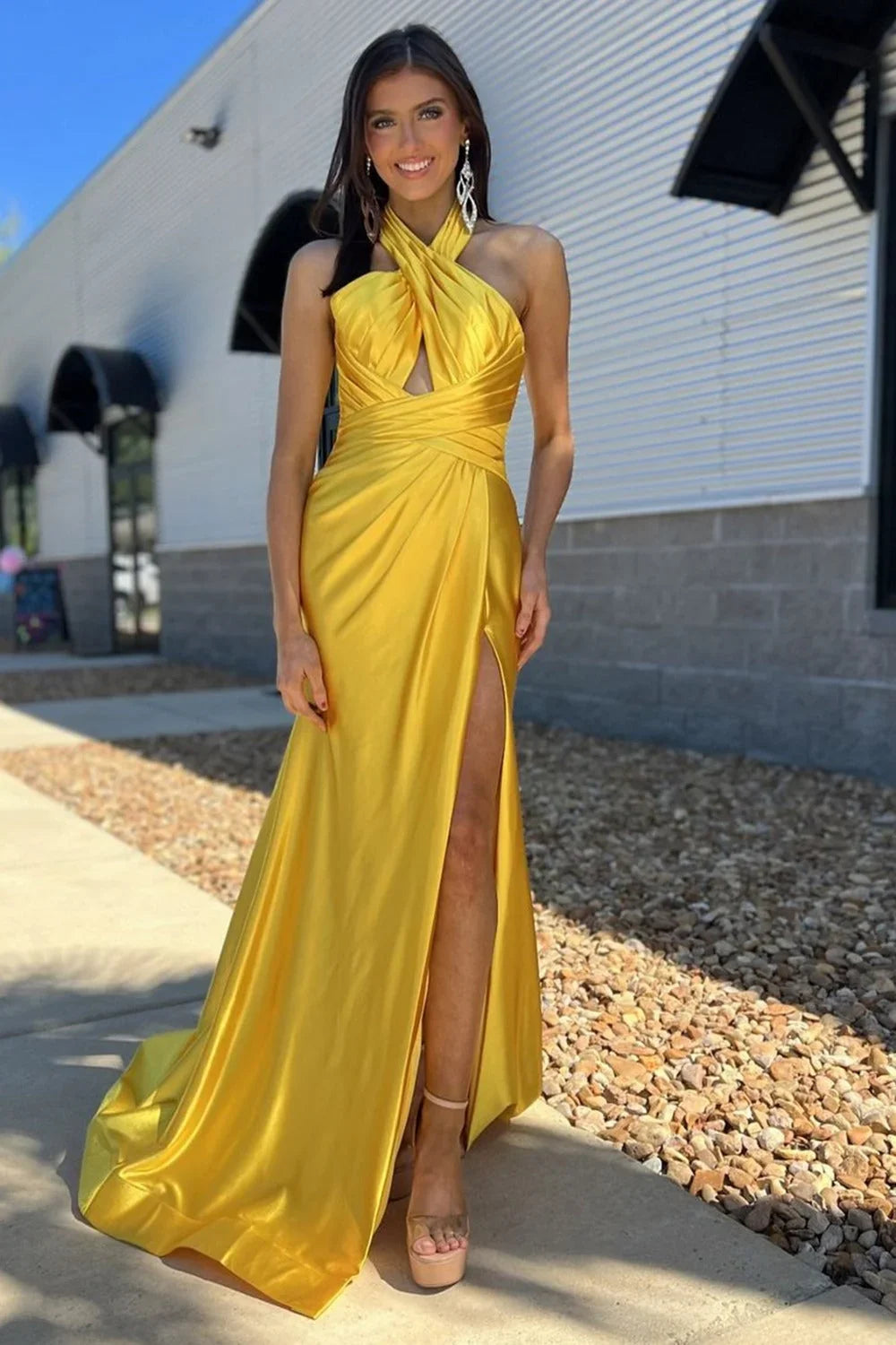 Iras | Vestido largo de fiesta sirena de satén amarillo con tirantes y abertura