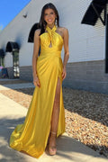 Iras | Vestido largo de fiesta sirena de satén amarillo con tirantes y abertura