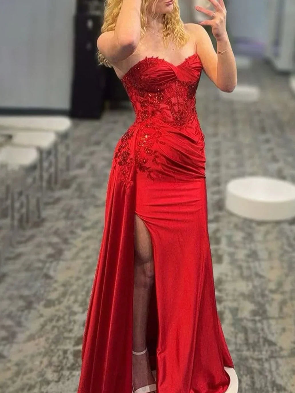 Irmeli | Vestidos largos de gala rojos con abertura y apliques, estilo sirena y escote corazón