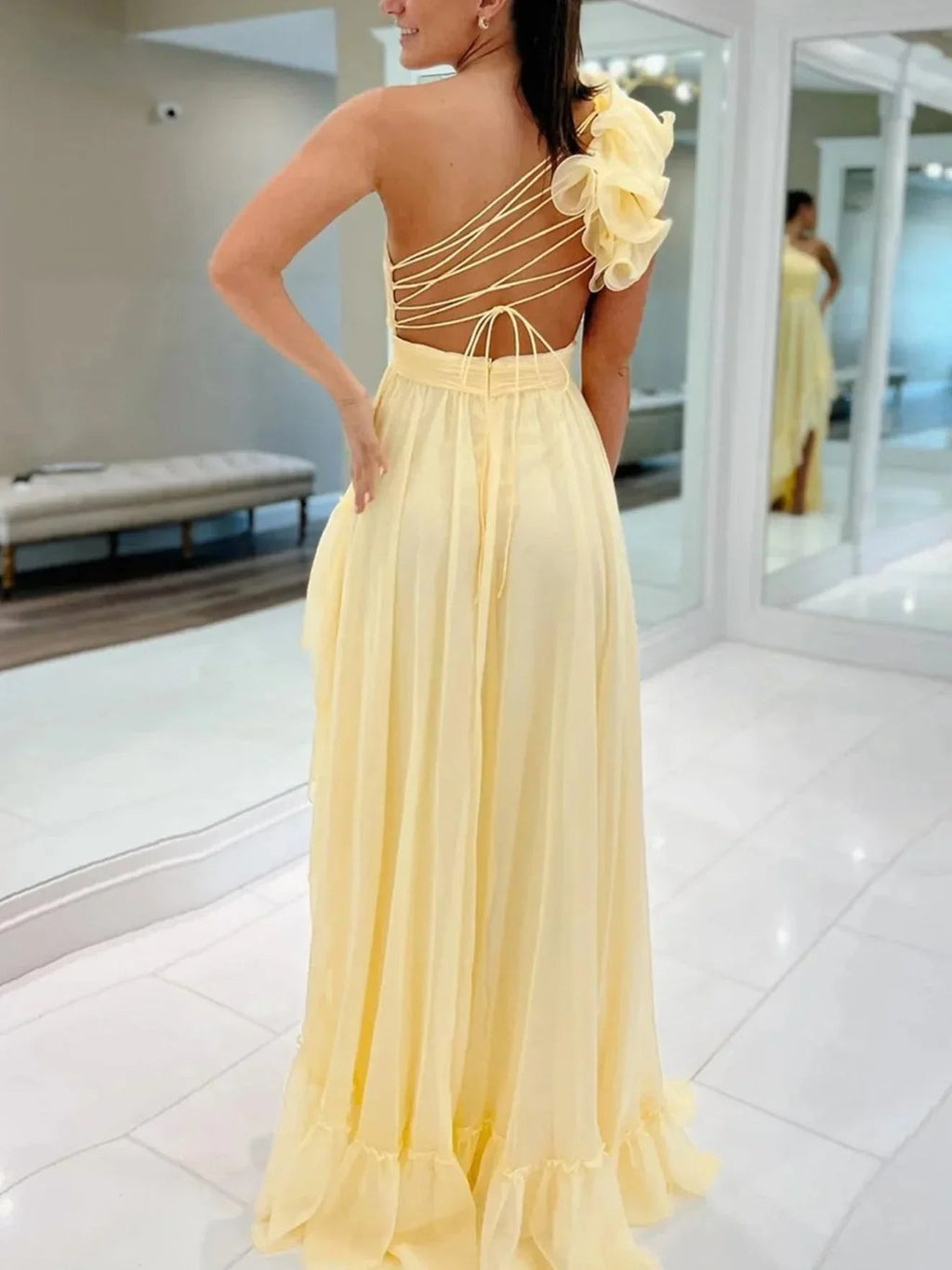 Ishmael | Vestido de fiesta amarillo claro en línea A con un solo hombro, cordones, plisados y volantes asimétricos