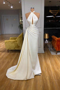 Vestido longo de noite para baile com alças ao pescoço em marfim e racha com cauda destacável