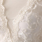 Vestido de Noiva em Renda Marfim e Cetim com Decote em V, Mangas Compridas e Bordados com Contas