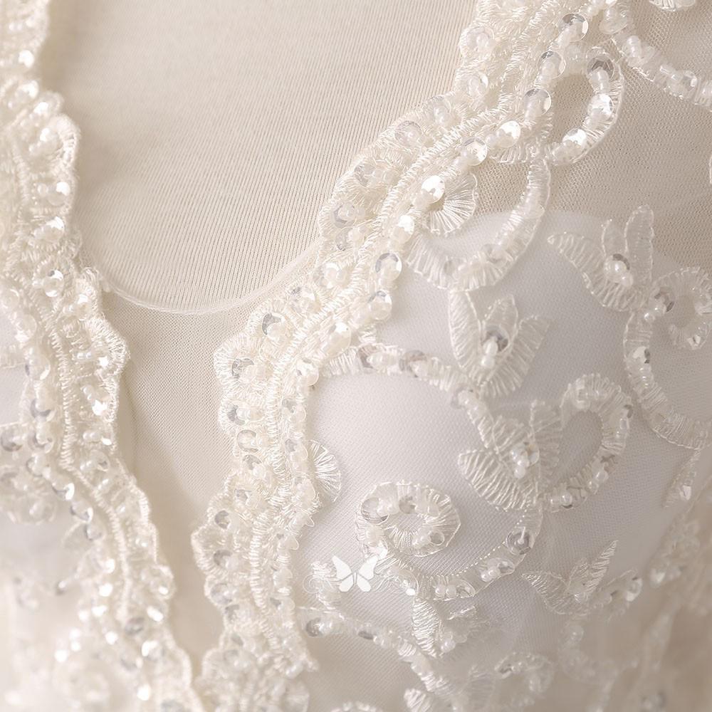 Vestido de Noiva em Renda Marfim e Cetim com Decote em V, Mangas Compridas e Bordados com Contas