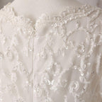Vestido de Noiva em Renda Marfim e Cetim com Decote em V, Mangas Compridas e Bordados com Contas