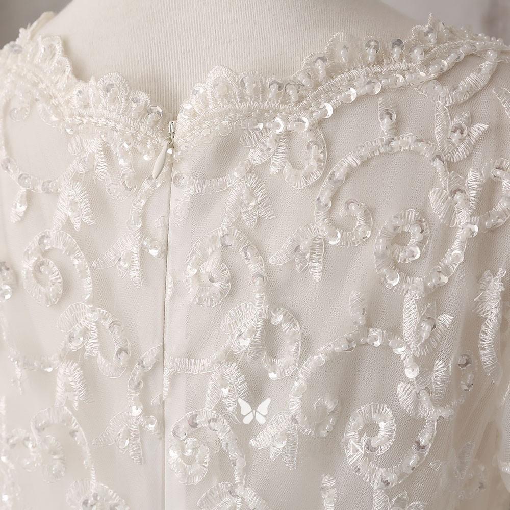 Vestido de Noiva em Renda Marfim e Cetim com Decote em V, Mangas Compridas e Bordados com Contas