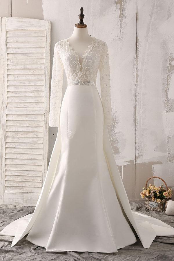 Vestido de Noiva em Renda Marfim e Cetim com Decote em V, Mangas Compridas e Bordados com Contas