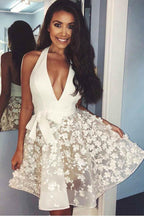 Vestido de graduación con escote halter, espalda descubierta y apliques de encaje color marfil