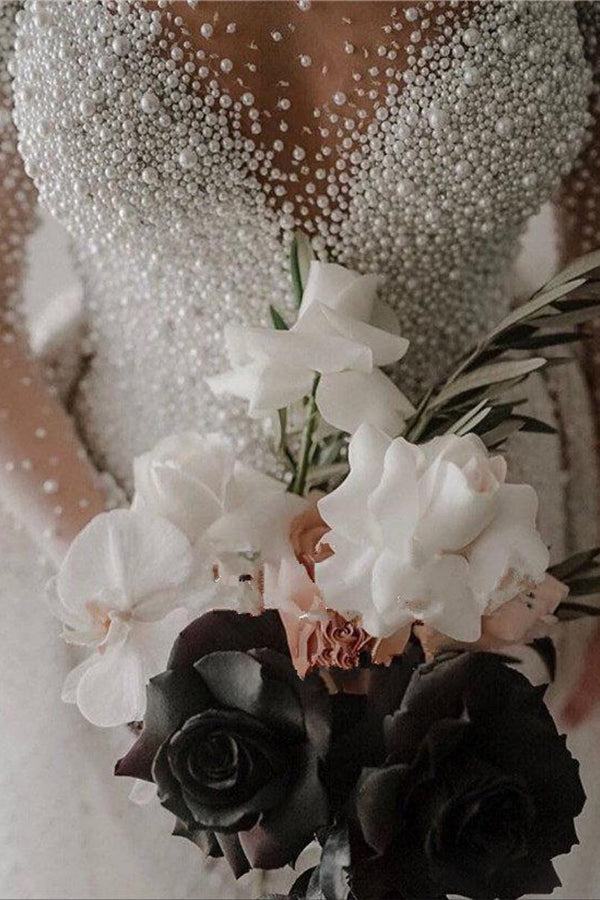 Abito da sposa con maniche lunghe avorio, scollo a V, bottoni, strascico spedibile e perle completamente ricoperte