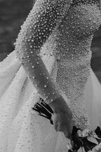 Abito da sposa con maniche lunghe avorio, scollo a V, bottoni, strascico spedibile e perle completamente ricoperte